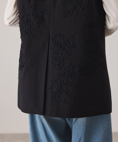 ADAM ET ROPE'（アダムエロペ）の「エンブロイダリージレ（ベスト・レディース・ブラック/キナリ・F）」の9枚目の写真
