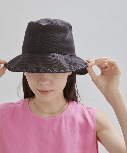 ADAM ET ROPE'（アダムエロペ）の「【La Maison de Lyllis（メゾンドリリス）】QWAU（ハット・レディース・ブラック/ダークブラウン系/サックス/ピンク・F）」の2枚目の写真