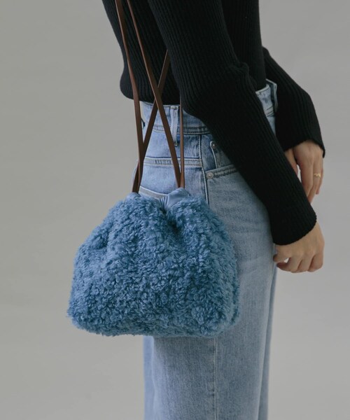 URBAN RESEARCH Sonny Label（アーバンリサーチサニーレーベル）の「プードルファー巾着バッグ（ショルダーバッグ・レディース・ブルー/Lベージュ/チャコール・one）」の4枚目の写真