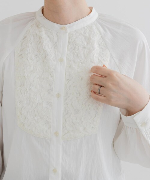 URBAN RESEARCH ROSSO（アーバンリサーチロッソ）の「F by ROSSO　モチーフレース切替ブラウス（シャツ/ブラウス・レディース・OFF WHITE/BLACK・FREE）」の4枚目の写真