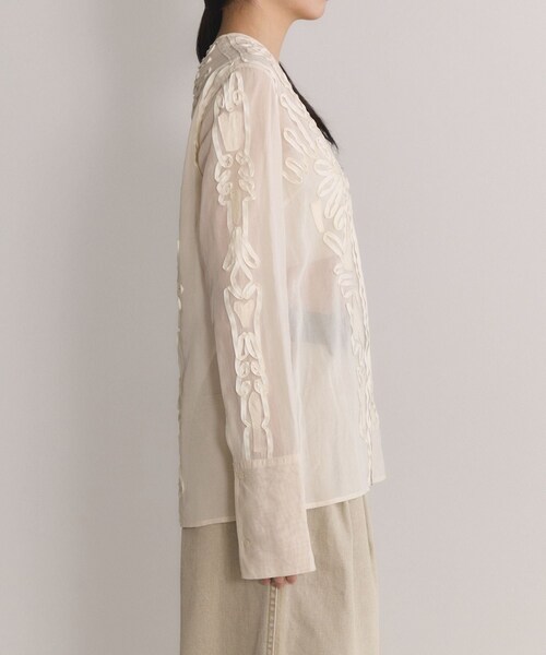 ADAM ET ROPE'(アダムエロペ)の「【EMOELLE】ステッチエンブロイダリーブラウス(シャツ/ブラウス・レディース・ホワイト/キナリ/ブラック/オフホワイト・F)」の7枚目の写真