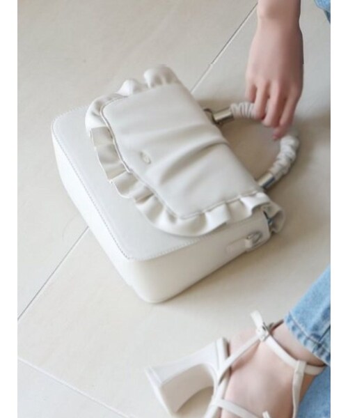 EATME（イートミー）の「ラッフルフラップバッグ（ハンドバッグ・レディース・アイボリー/ブラック・F）」の2枚目の写真