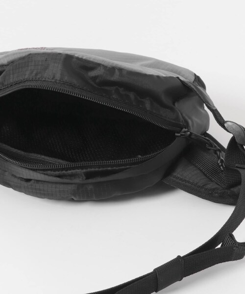 URBAN RESEARCH DOORS(アーバンリサーチドアーズ)の「『別注』Marmot×DOORS BODY BAG(ボディバッグ/ウエストポーチ・メンズ・BLACK/GRAY/NAVY・One)」の19枚目の写真