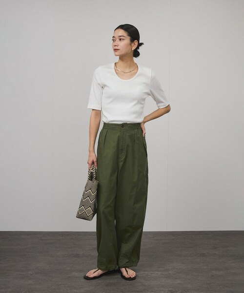 ADAM ET ROPE'（アダムエロペ）の「【WEB限定】2WAYミリタリータックカーゴパンツ［コットンブレンド］（カーゴパンツ・レディース・ベージュ/カーキ・F）」の7枚目の写真