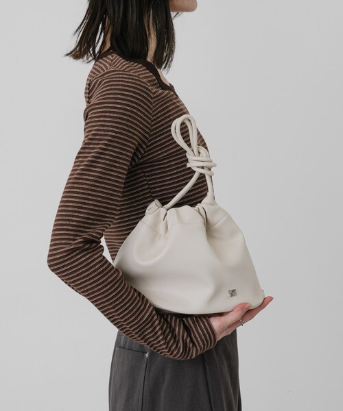 SENSE OF PLACE by URBAN RESEARCH（センスオブプレイスバイアーバンリサーチ）の「リバーシブルボアキンチャクバッグ（ショルダーバッグ・レディース・IVORY/BLACK・One）」の3枚目の写真