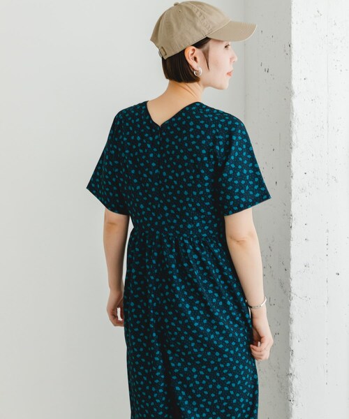 URBAN RESEARCH ROSSO（アーバンリサーチロッソ）の「F by ROSSO　フラワープリントオールインワン（サロペット/オーバーオール・レディース・BLACK/NAVY・36/38）」の21枚目の写真