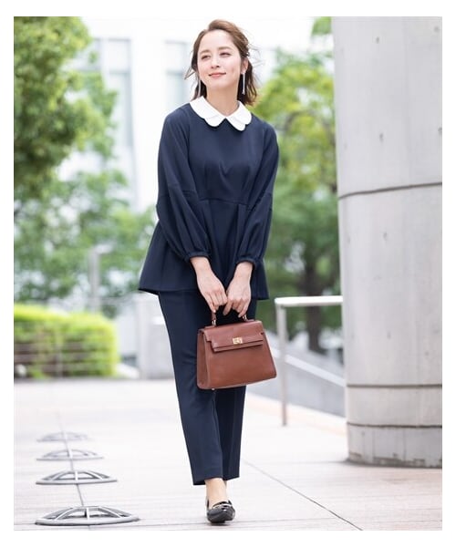 nissen（ニッセン）の「【レディーススーツ】＜VERYストアコラボ＞花びら衿ブラウスセットアップパンツスーツ（フォーマルスーツ/小物・レディース・ネイビー・S/M/L/LL/3L/4L/5L）」の2枚目の写真