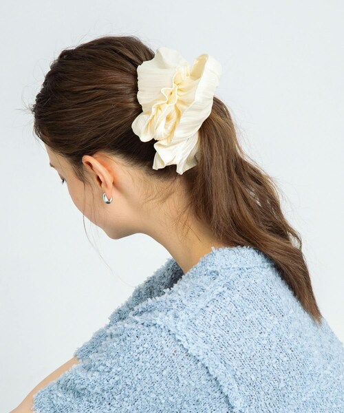 URBAN RESEARCH Sonny Label（アーバンリサーチサニーレーベル）の「シャイニーサテンフレアシュシュ（ヘアゴム・レディース・オフ/ブラック・one）」の3枚目の写真