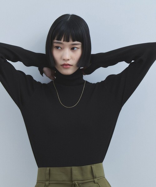 ADAM ET ROPE'(アダムエロペ)の「【WEB限定】・【定番】エコベロRIBタートル(ニット/セーター・レディース・ブラック/オフホワイト/ダークブラウン/ブルー系/レッド・F)」の2枚目の写真