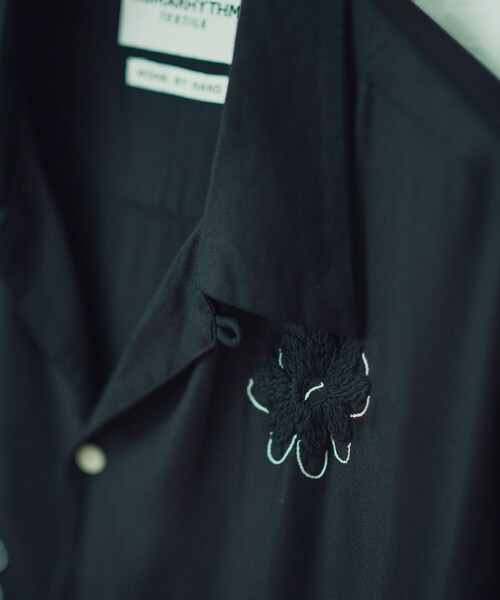 ADAM ET ROPE'(アダムエロペ)の「【NOMARHYTHM TEXTILE for ADAM ET ROPE'】EX Flower Embroidery SS Shirt(シャツ/ブラウス・メンズ・ブラック/キナリ・3/4)」の15枚目の写真