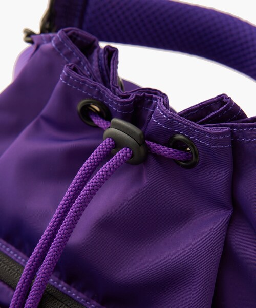 ADAM ET ROPE'(アダムエロペ)の「《別注》【FADEN/ファーデン】 High Spec Kinchaku Bag 008 Lou(ショルダーバッグ・メンズ・オリーブ/パープル・F)」の4枚目の写真