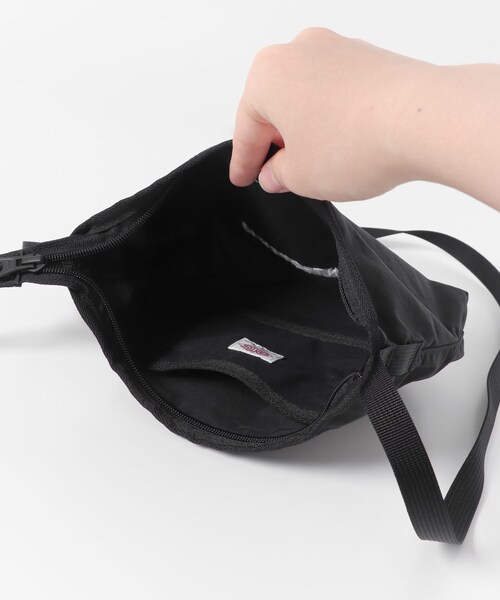 URBAN RESEARCH DOORS(アーバンリサーチドアーズ)の「DANTON SAINT-OUEN 1.2(ショルダーバッグ・メンズ・MUSTARD/RED/CHARCOAL/BLACK/GREIGE/PURPLE・one)」の13枚目の写真