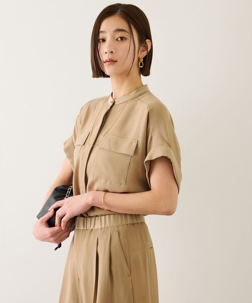 ROPE'(ロペ)の「ライトトリアセバックサテンフラップブラウス/セットアップ対応・イージーケア(シャツ/ブラウス・レディース・ベージュ/ネイビー/ダークブラウン/ブラック/ワイン・F)」の5枚目の写真