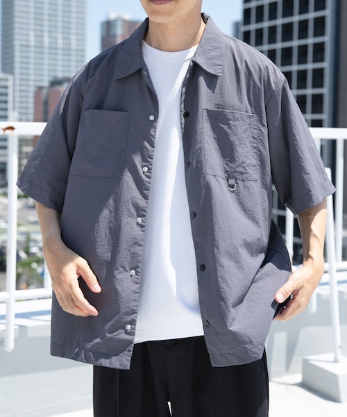 ITEMS URBANRESEARCH(アイテムズ アーバンリサーチ)の「『撥水/イージーケア/接触冷感/UVカット』タスランナイロンスナップボタン半袖シャツ(シャツ/ブラウス・メンズ・CHA/NVY/BLK・M/L)」の2枚目の写真