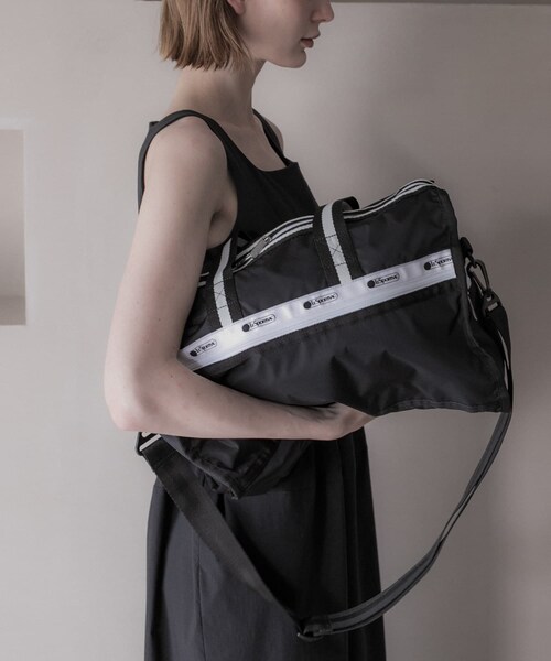 URBAN RESEARCH(アーバンリサーチ)の「『別注』LeSportsac×URBAN RESEARCH DELUXE MED WEEKENDER(ショルダーバッグ・レディース・BLACK/B BEIGE・-)」の4枚目の写真