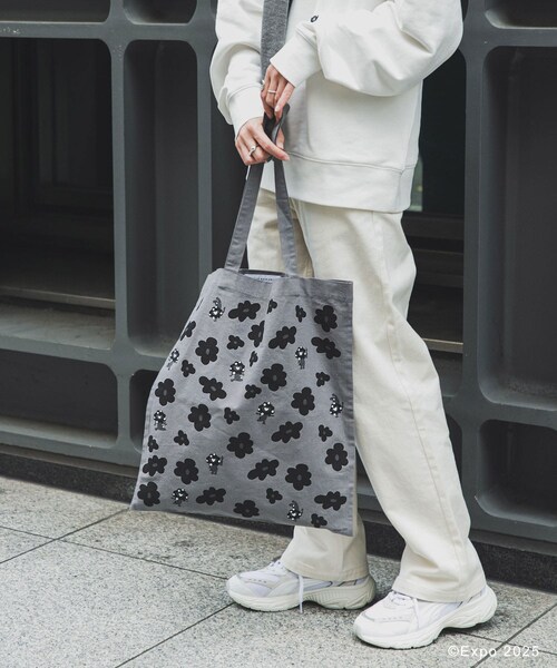THE GOODLAND MARKET（ザグッドランドマーケット）の「EXPO2025 TOTE-FLOWER（トートバッグ・レディース・オフホワイト/グレー・One）」の5枚目の写真
