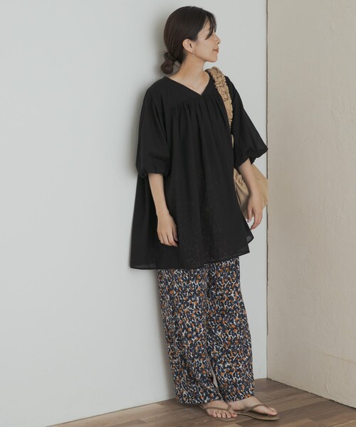 URBAN RESEARCH DOORS(アーバンリサーチドアーズ)の「コットンボイルVネックチュニック(チュニック・レディース・OFF/BLACK・M)」の18枚目の写真