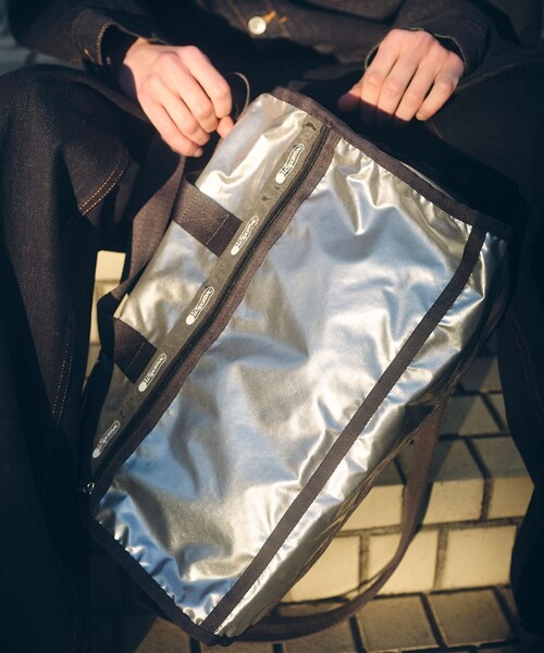 ADAM ET ROPE'(アダムエロペ)の「【LeSportsac for ADAM ET ROPE'】Exclusive Deluxe Med Weeknder(ボストンバッグ・レディース・シルバー・F)」の5枚目の写真