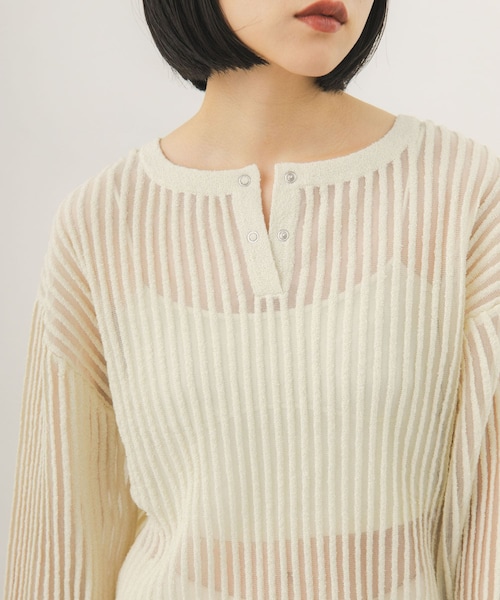KBF(ケイビーエフ)の「2WAYヘンリーネックシアーニット(ニット/セーター・レディース・IVORY/BLUE・One)」の4枚目の写真