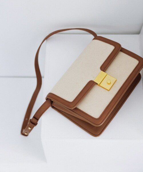 ADAM ET ROPE'（アダムエロペ）の「【サステナブル】オーガニックコットンフラップショルダーバッグ（ショルダーバッグ・レディース・ブラック/ブラウン・F）」の4枚目の写真