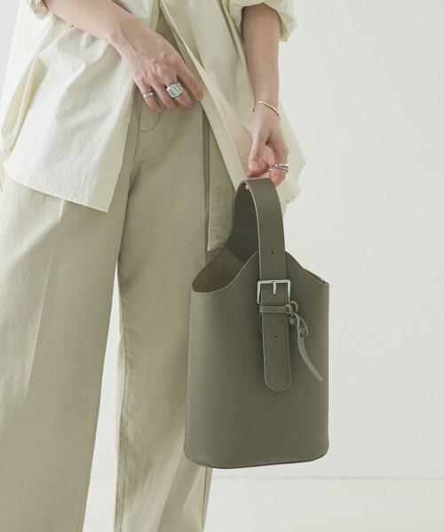 URBAN RESEARCH(アーバンリサーチ)の「『一部別注カラー』BAGMATI レザーワンショルダーバッグ(ハンドバッグ・レディース・NATURAL/別注GREEN・-)」の11枚目の写真