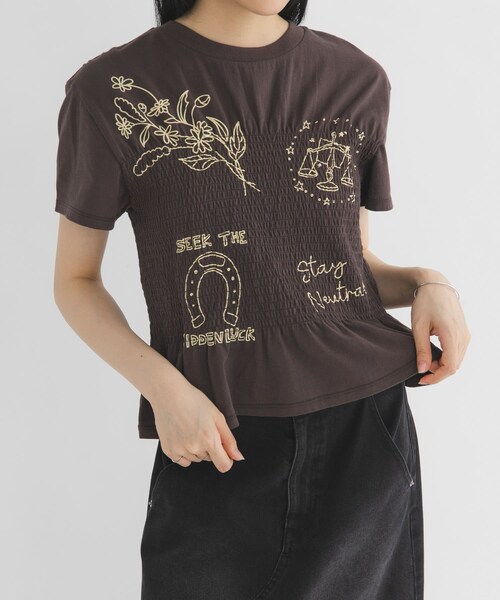 KBF（ケイビーエフ）の「シャーリングデザインプリントTEE（Tシャツ/カットソー・レディース・IVORY/BROWN/BLUE・One）」の14枚目の写真