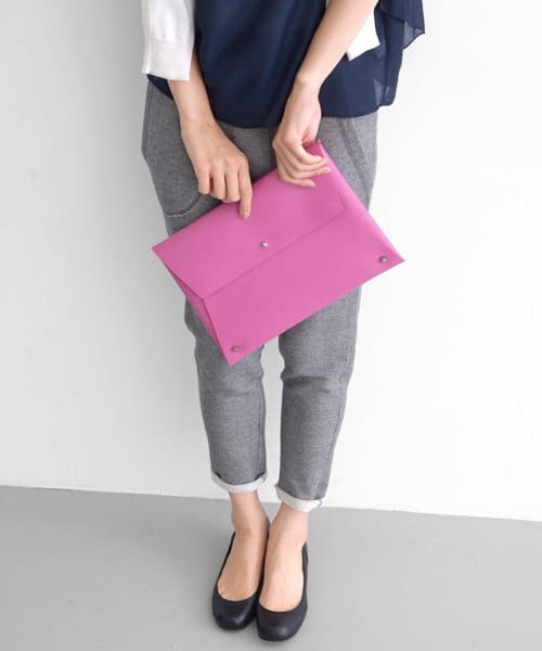 URBAN RESEARCH DOORS（アーバンリサーチドアーズ）の「PVC クラッチバック（クラッチバッグ・レディース・IVORY/BLUE/PINK・one）」の5枚目の写真