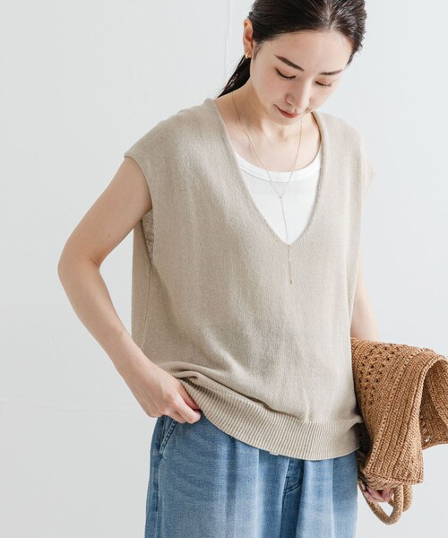 URBAN RESEARCH（アーバンリサーチ）の「リネンコットンVネックニットベスト（ベスト・レディース・BEIGE/OFF/BLUE GRAY・FREE）」の15枚目の写真