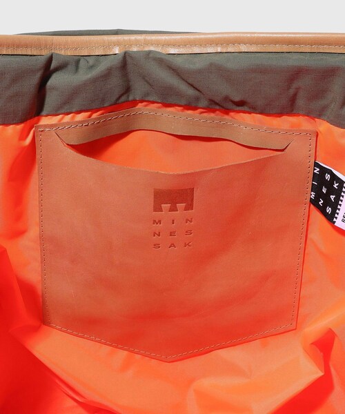 ADAM ET ROPE'（アダムエロペ）の「【MINNESSAK/ミネサック】Tote（トートバッグ・メンズ・ブラック/オリーブ・F）」の11枚目の写真