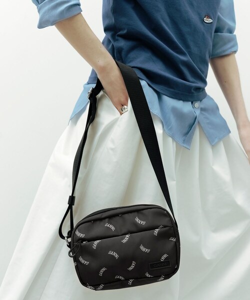 ADAM ET ROPE'(アダムエロペ)の「【GANNI for ADAM ET ROPE'】Re-Tech Logo Print Festival bag(ショルダーバッグ・レディース・ブラック・F)」の1枚目の写真