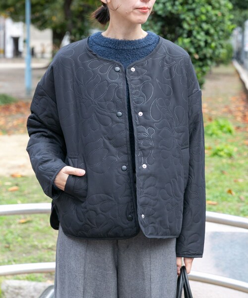 ITEMS URBANRESEARCH(アイテムズ アーバンリサーチ)の「ノーカラー中綿ブルゾン(ノーカラージャケット・レディース・BLK/BEG/BRN・FREE)」の11枚目の写真