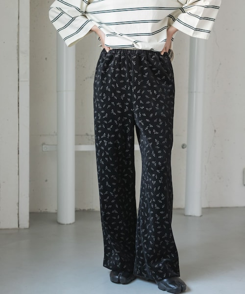 URBAN RESEARCH DOORS(アーバンリサーチドアーズ)の「FORK&SPOON ベロアプリントイージーパンツ(その他パンツ・レディース・BLACK/DARKGREEN・1/2)」の1枚目の写真