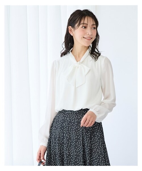 nissen（ニッセン）の「大きいサイズ ボウタイブラウス（吸汗速乾裏地付）（シャツ/ブラウス・レディース・ブルーグレー/オフホワイト/ネイビー・L/LL/3L/4L/5L/6L/8L/10L）」の2枚目の写真