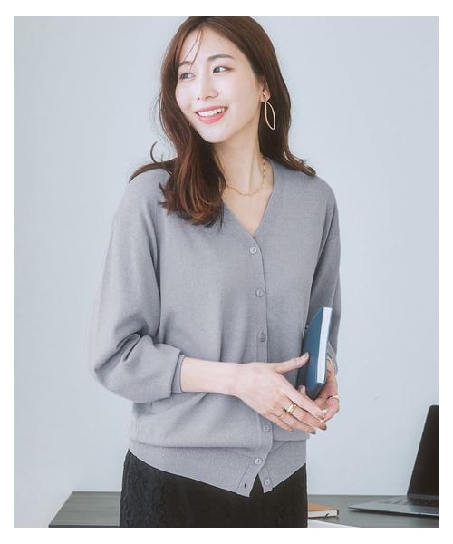 nissen（ニッセン）の「【ひんやり接触冷感】抜け感Ｖネックカーディガン（ＵＶカット・毛玉になりにくい・遮熱）<大きいサイズ有>（カーディガン/ボレロ・レディース・黒/オフホワイト/杢グレー/セージグリーン/ブルーグレー/ネイビー/ペールラベンダー/ダスティグリーン/ライム/ベージュ/グレージュ・S/M/L/LL/3L/4L/5L/6L）」の17枚目の写真