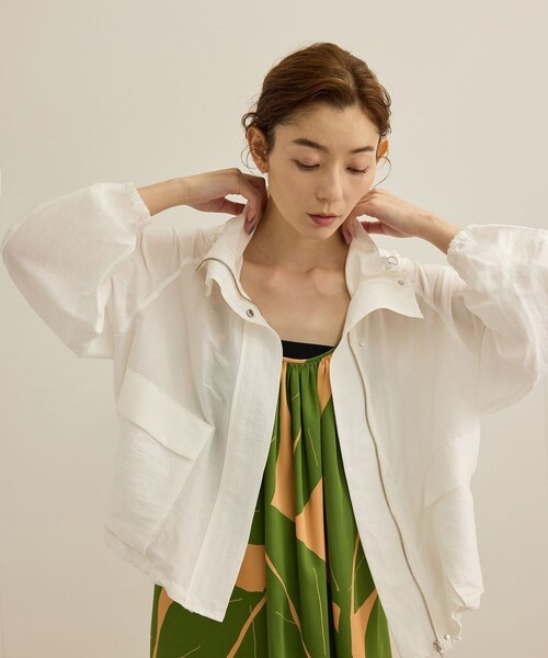 ROPE'(ロペ)の「【洗える】ビスコースリネン ライトマウンテンパーカー/一部セットアップ対応(ブルゾン・レディース・オフホワイト/ネイビー・36/38)」の12枚目の写真