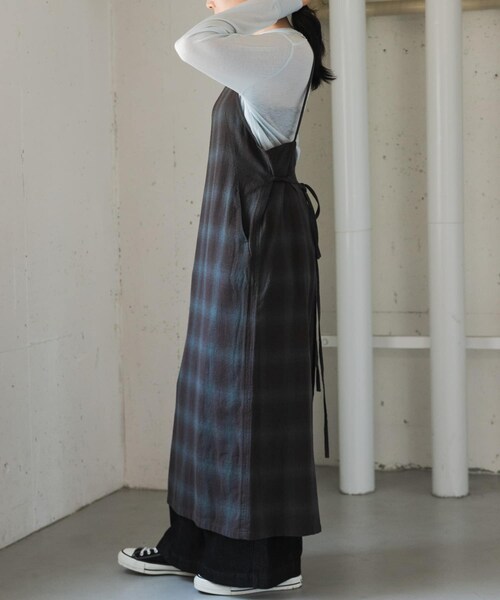 URBAN RESEARCH DOORS(アーバンリサーチドアーズ)の「FORK&SPOON オンブレチェックエプロンワンピース(ワンピース・レディース・BLU×BRN/BEG×KHK・1/2)」の9枚目の写真