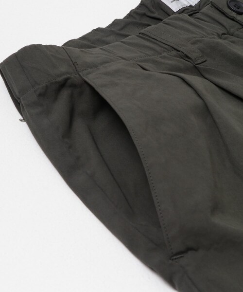 URBAN RESEARCH DOORS（アーバンリサーチドアーズ）の「STILL BY HAND　GARMENT-DYE 2 PLEAT PANTS（その他パンツ・メンズ・DARK OLIVE/SMOKE GRY/INK BLACK・44/46/48）」の19枚目の写真