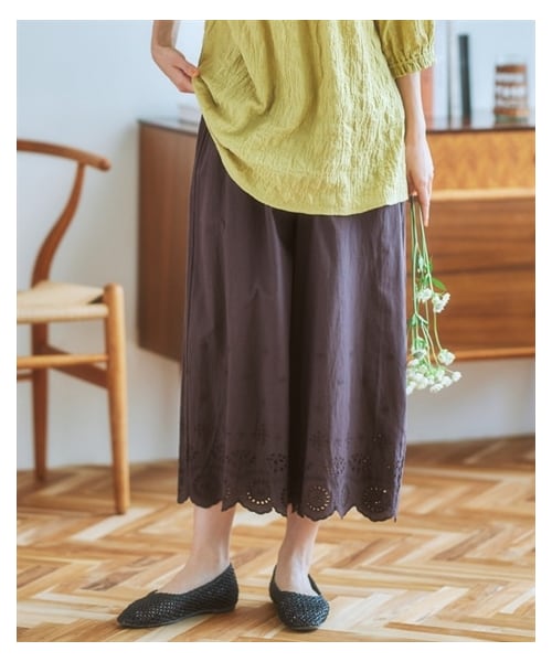 nissen（ニッセン）の「裾レース刺しゅう付インナーペチパンツ【重ね着用】（パンツ・レディース・オフホワイト/黒/チャコールグレー/スモーキーブルー/グレージュ/ギンガムチェック/ストライプ/ベージュ・M~L）」の3枚目の写真