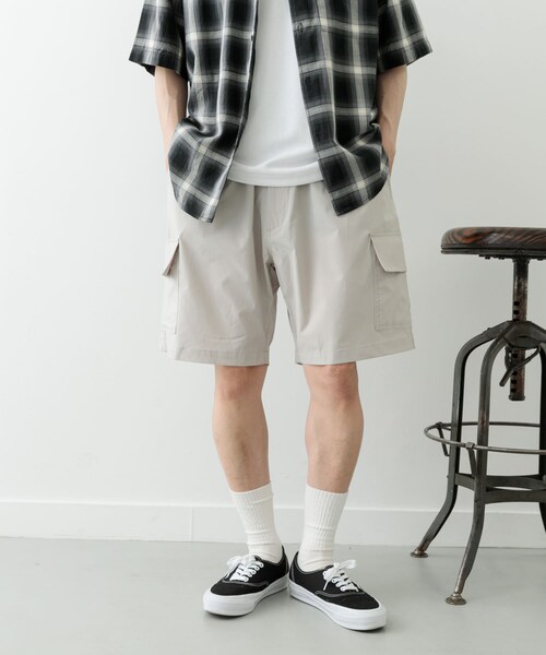 ITEMS URBANRESEARCH（アイテムズ アーバンリサーチ）の「ウエストイージーポリカーゴショーツ（その他パンツ・メンズ・BLK/IVO/KHK・S/M/L）」の12枚目の写真