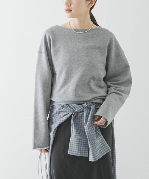 URBAN RESEARCH(アーバンリサーチ)の「カットオフショートスウェット(スウェット・レディース・TOP GRAY/BLACK・Free)」の2枚目の写真