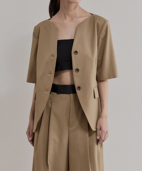 ADAM ET ROPE'（アダムエロペ）の「【EMOELLE】スリットネックハーフスリーブジャケット（ノーカラージャケット・レディース・ブラック系/ベージュ・F）」の11枚目の写真