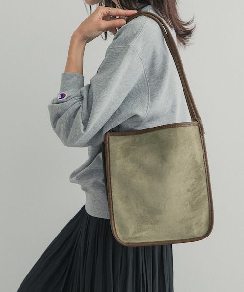 URBAN RESEARCH DOORS(アーバンリサーチドアーズ)の「『別注』IOMMI スウェードバイカラーバッグ(トートバッグ・レディース・BROWN/BEIGE/KHAKI・Free)」の4枚目の写真