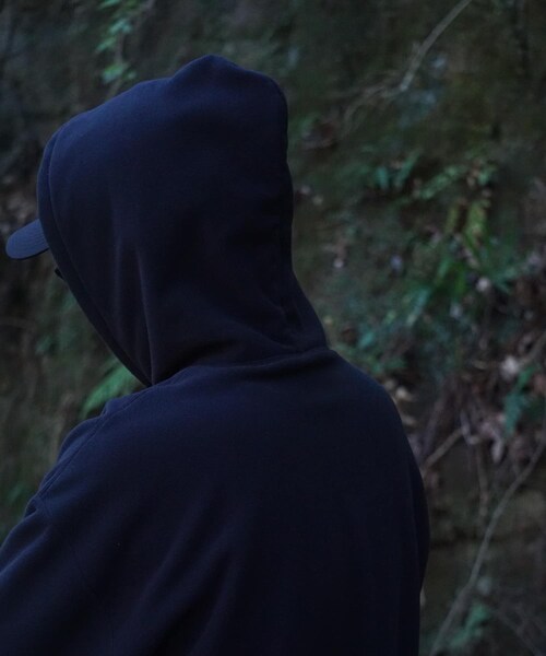 URBAN RESEARCH（アーバンリサーチ）の「WILDTHINGS×LAKE SEEKERS　POLARTEC DRAWSTRING HOOD（パーカー・メンズ・Black・M/L/XL）」の14枚目の写真