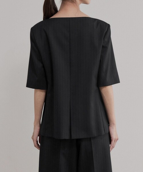 ADAM ET ROPE'（アダムエロペ）の「【EMOELLE】スリットネックハーフスリーブジャケット（ノーカラージャケット・レディース・ブラック系/ベージュ・F）」の9枚目の写真