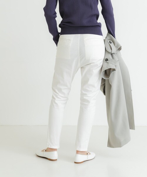 URBAN RESEARCH（アーバンリサーチ）の「『4サイズ展開』テーパードチノパンツ（チノパンツ・レディース・ブラック/オリーブ/キャメル/カーキ/ベージュ/ネイビー/オフ/ダークブラウン・XS/S/M/L）」の22枚目の写真