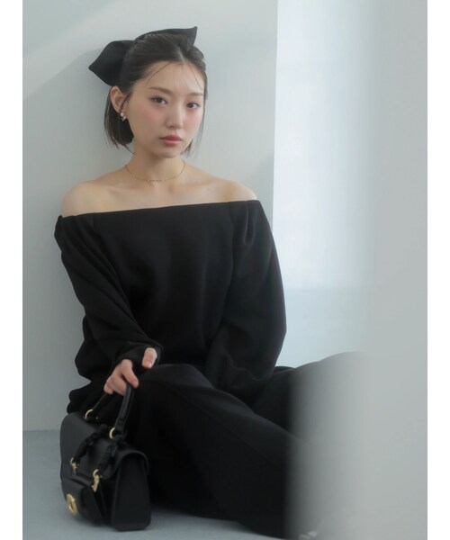 dazzlin（ダズリン）の「【吉田朱里】タックスリーブオフショルスウェット ※BLACK WEB限定カラー（スウェット・レディース・オフホワイト/チャコールグレー/ブラック/ベージュ・F）」の7枚目の写真