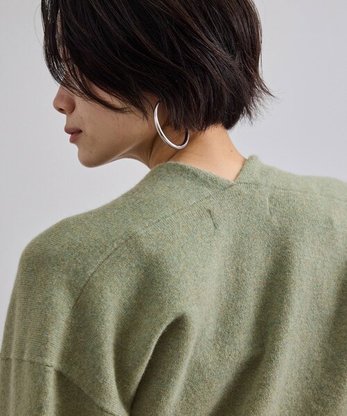 ADAM ET ROPE'（アダムエロペ）の「【extreme cashmere（エクストリーム・カシミア）】ella ニットカーディガン（カーディガン/ボレロ・レディース・グリーン系/カーキ系・F）」の7枚目の写真
