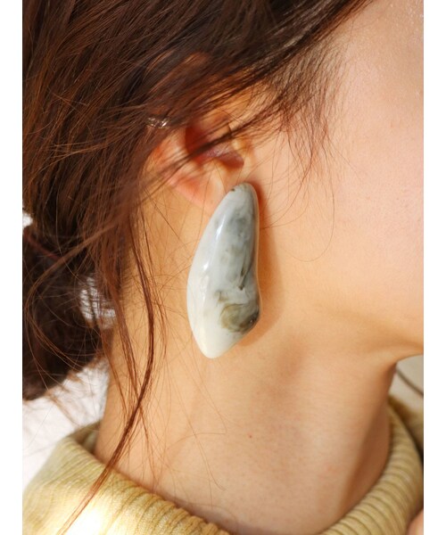 Ungrid（アングリッド）の「クリアカラーモチーフイヤリング（リング・レディース・アイボリー/ブラウン/ベージュ・F）」の4枚目の写真