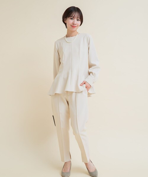URBAN RESEARCH ROSSO（アーバンリサーチロッソ）の「『WEB/一部店舗限定』『SHORT/TALLサイズあり』ペプラムブラウス+テーパードパンツ（セットアップ・レディース・ECRU/NAVY・Short/36/38/TALL）」の22枚目の写真