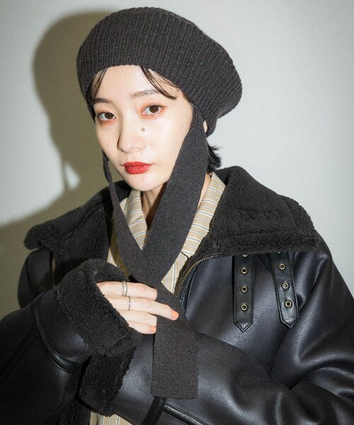 KBF(ケイビーエフ)の「リボン付きニットベレー帽(ハンチング/ベレー帽・レディース・BLACK/CHARCOAL・one)」の2枚目の写真